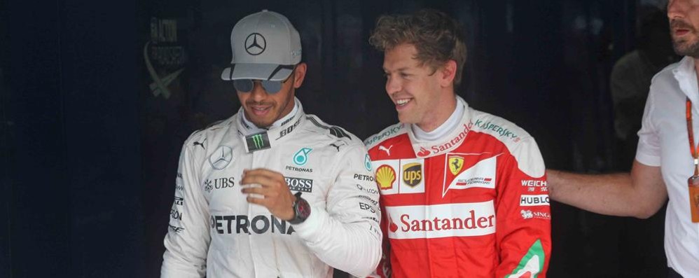 Sebastian Vettel se la ride: la sua Ferrari sembra in grado di poter competere con le Mercedes e con Lewis Hamilton