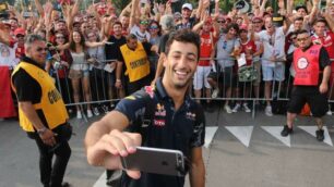 Daniel Ricciardo, primo tempo nella seconda giornata di test spagnoli, qui davanti ai tifosi di Monza