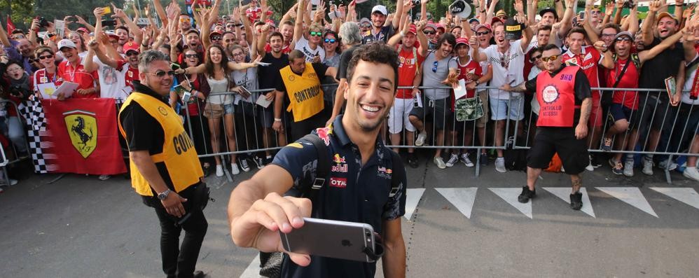 Daniel Ricciardo, primo tempo nella seconda giornata di test spagnoli, qui davanti ai tifosi di Monza