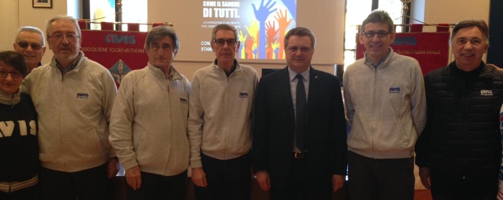 Alcuni volontari avis con, in giacca, il presidente provinciale Gianluigi Molinari e, acccanto a a destra, il presidente del gruppo di Brugherio Mauro Brugali