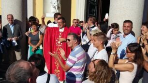 Il saluto di Besana a don Massimo Donghi nel 2015