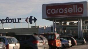 Il furto con destrezza da parte della coppia è avvenuto al Carosello di Carugate