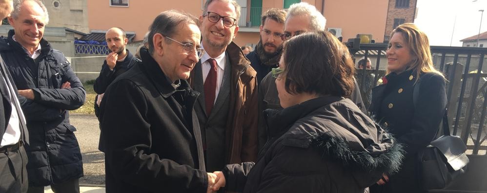 L’arcivescovo di Milano durante la visita a Seveso