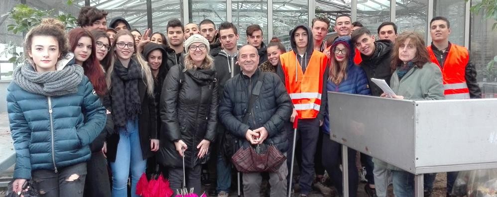 Limbiate, scuola Mombello: foto di gruppo e pulizia