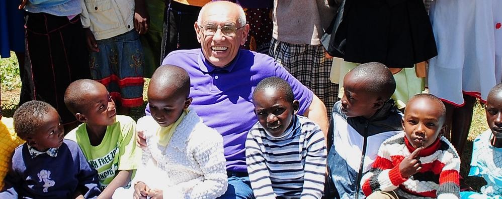 Lissone, il fotografo Gianni Radaelli durante  uno dei suoi viaggi come volontario in Kenia