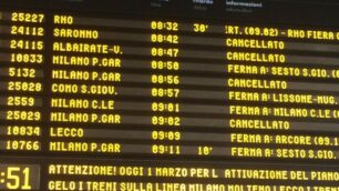 Il tabellone luminoso della stazione di Monza con concellazioni e ritardi