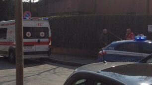 Un’ambulanza e una volante in via Monti e Tognetti