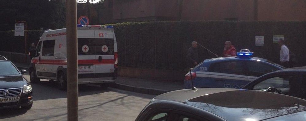 Un’ambulanza e una volante in via Monti e Tognetti