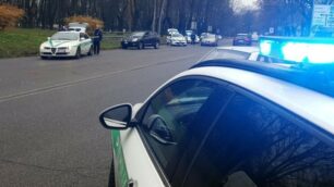 Gli agenti di polizia locale durante un controllo