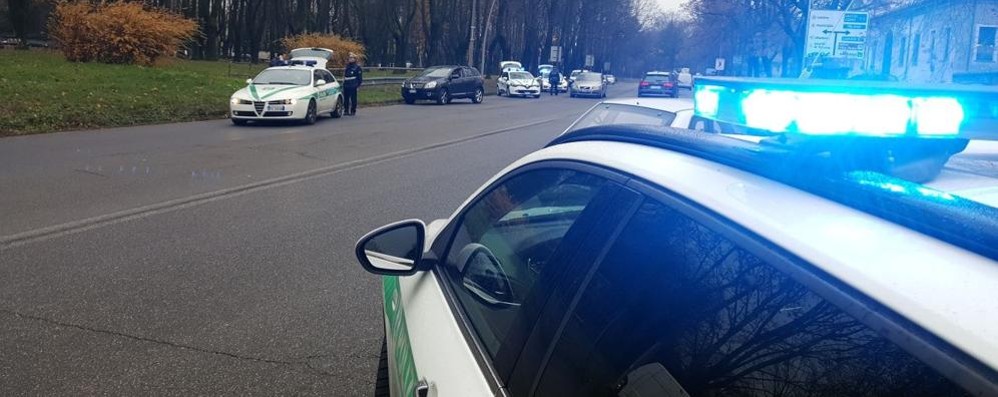 Gli agenti di polizia locale durante un controllo