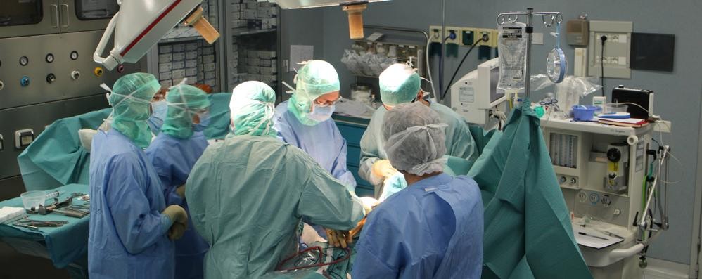 Salute, il chirurgo ortopedico Tiziano Villa di Monza con il dottor Bloch in sala operatoria