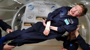 Stephen Hawking, esperienze di volo a gravità zero, nella prospettiva di un viaggio nello spazio offertogli dalla Virgin Galactic di Richard Branson - foto Wikipedia