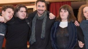 Alcuni ragazzi con autismo dell'associazione "Facciavista" con Raul Bova al teatro San Rocco di Seregno