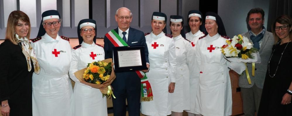 Il commissario Zanzi consegna il “Premio Mimosa 2018”: Maria Carla Pellegatta  è la crocerossina con in mano il mazzo di fiori.