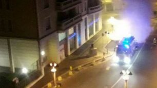 L’auto in fiamme in via Sciesa, a Seregno