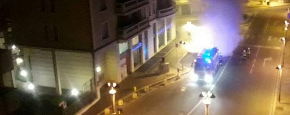 L’auto in fiamme in via Sciesa, a Seregno