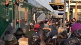 folla stazione lissone pendolari trenord da facebook