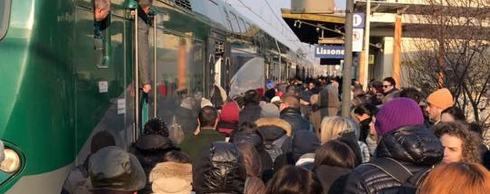 folla stazione lissone pendolari trenord da facebook