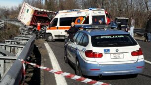 La polizia stradale al lavoro in Valassina per un ribaltamento