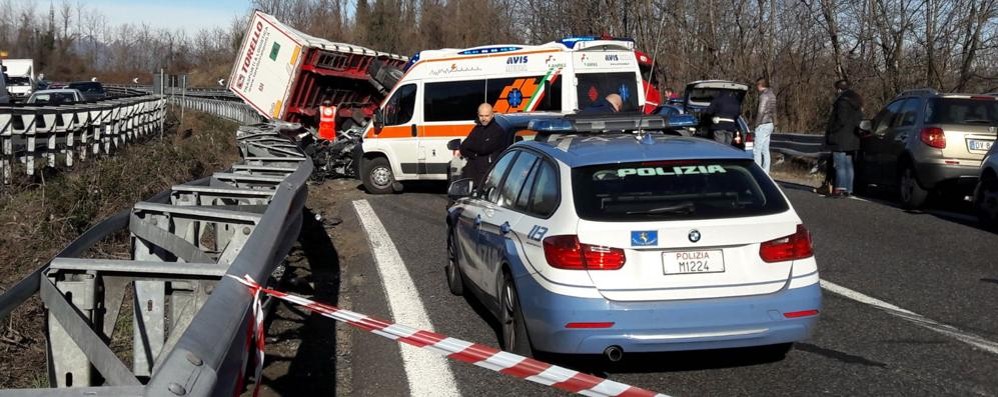 La polizia stradale al lavoro in Valassina per un ribaltamento