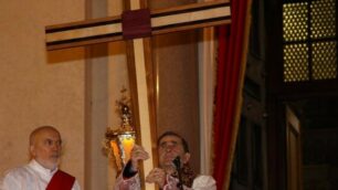 L’arcivescovo monsignor Mario Delpini con la Croce di legno realizzata per il Sinodo minore