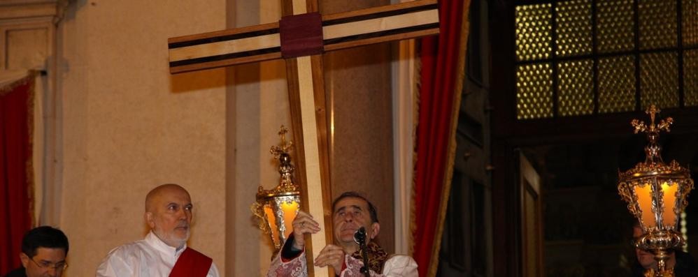 L’arcivescovo monsignor Mario Delpini con la Croce di legno realizzata per il Sinodo minore