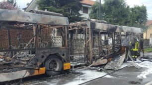 Bellusco, autobus in fiamme in via Milano
