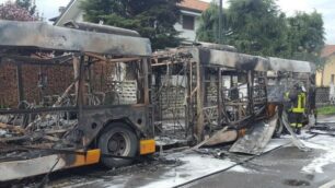 Bellusco, autobus in fiamme in via Milano