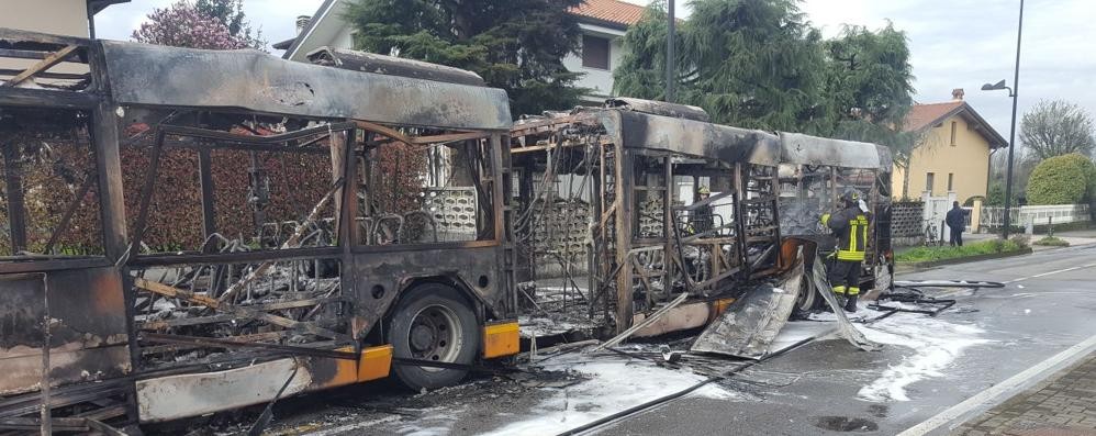 Bellusco, autobus in fiamme in via Milano