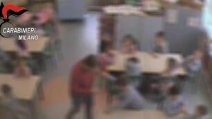 Varedo: le immagini del video che riprendono la maestra arrestata maltrattamenti ai bambini dell’asilo