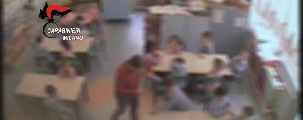Varedo: le immagini del video che riprendono la maestra arrestata maltrattamenti ai bambini dell’asilo