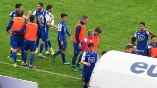 Calcio, Seregno: l'esultanza azzurra dopo il pareggio di Matteo Cannizzaro