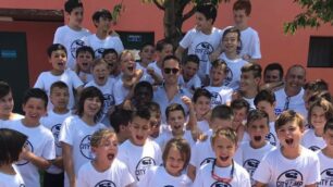 Il presidente della Folgore Caratese Michele Criscitiello insieme ai bambini dello Sportitalia City Camp 2017 - foto dal sito internet della società