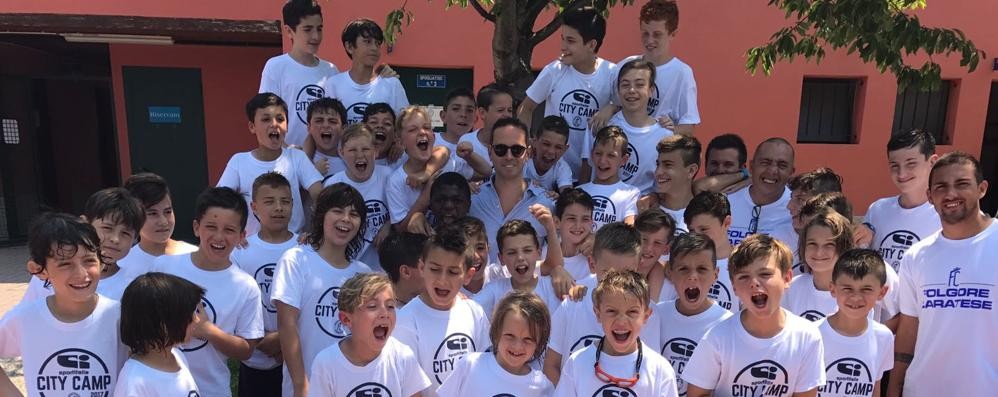 Il presidente della Folgore Caratese Michele Criscitiello insieme ai bambini dello Sportitalia City Camp 2017 - foto dal sito internet della società