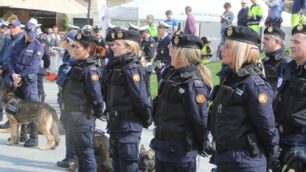 Gli agenti della polizia locale di Monza schierati in piazza Trento e Trieste