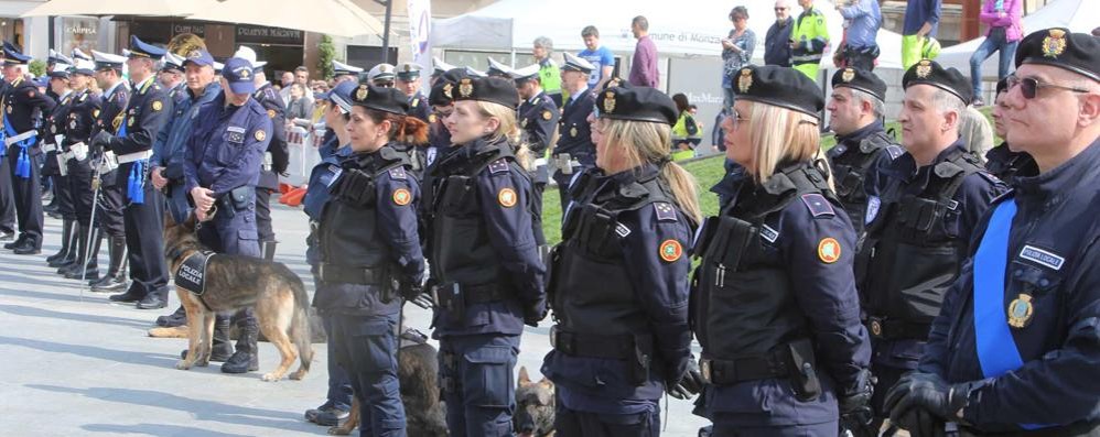Gli agenti della polizia locale di Monza schierati in piazza Trento e Trieste