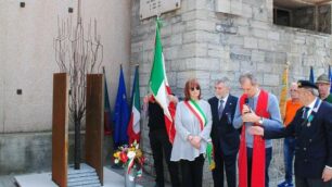 Lissone, in piazza Libertà la celebrazione del 25 aprile e l’inaugurazione del monumento ai Caduti della Resistenza, opera collettiva della Fal