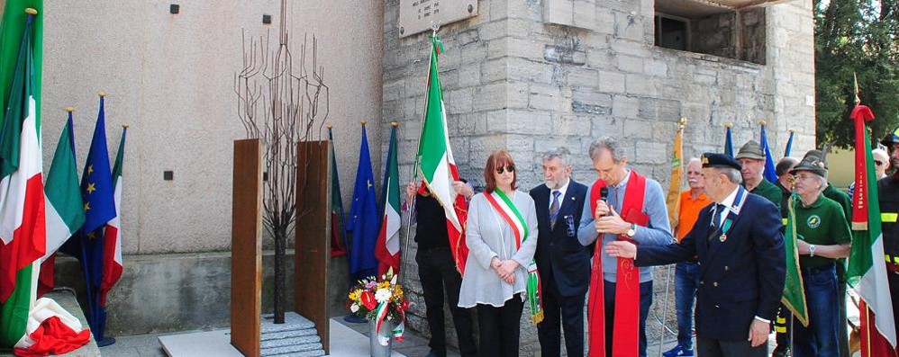 Lissone, in piazza Libertà la celebrazione del 25 aprile e l’inaugurazione del monumento ai Caduti della Resistenza, opera collettiva della Fal