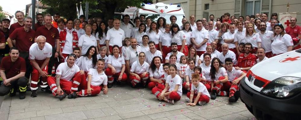 Uno scatto recente dei volontari della Croce rossa di Lentate sul Seveso