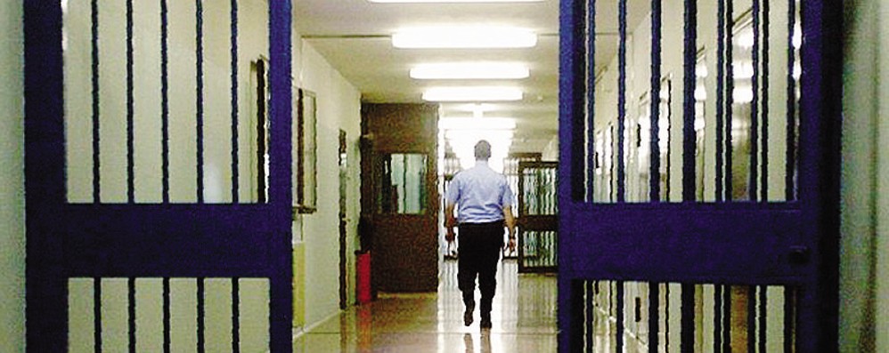Un agente della polizia penitenziaria