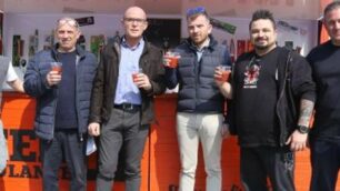 Successo per lo street food. Nella foto secondo da sinistra Gerardo Micillo di FederEventi, dopo di lui,al centro, il presidente di Lissone Commercia Lorenzo Terlera e l’assessore Alessandro Merlino. Foto Elisabetta Pioltelli