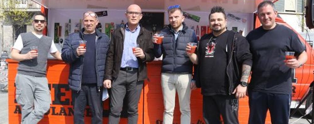 Successo per lo street food. Nella foto secondo da sinistra Gerardo Micillo di FederEventi, dopo di lui,al centro, il presidente di Lissone Commercia Lorenzo Terlera e l’assessore Alessandro Merlino. Foto Elisabetta Pioltelli