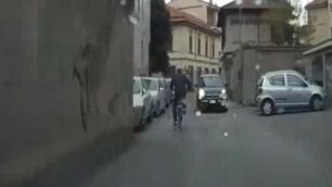 L’inseguimento contromano del ciclista