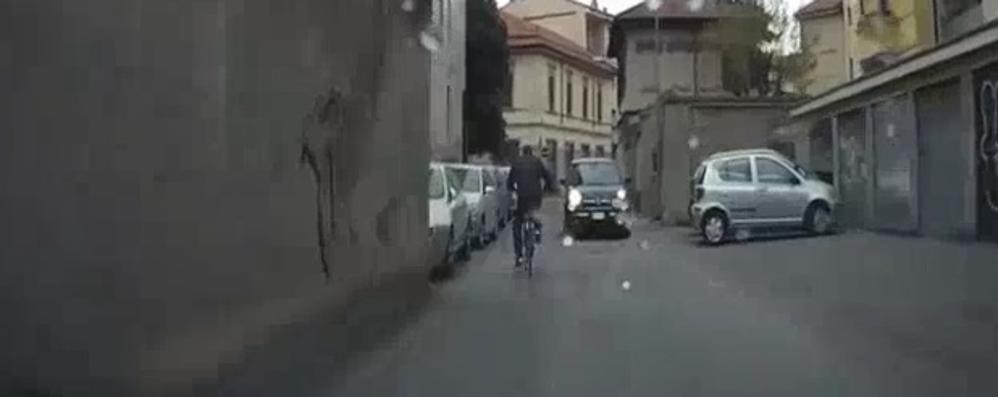 L’inseguimento contromano del ciclista