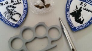 Il tirapugni e la droga sequestrati dalla polizia locale di Monza
