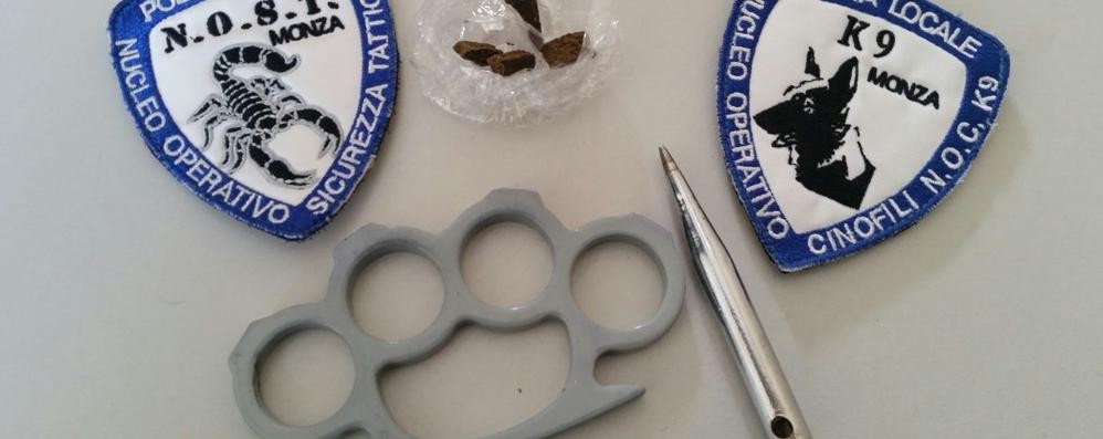 Il tirapugni e la droga sequestrati dalla polizia locale di Monza
