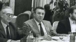 Giancarlo NAva, al centro, tra l’ex direttore del Cittadino Giuseppe Galbiati e l’allora giovane cronista del giornale Angelo Longoni