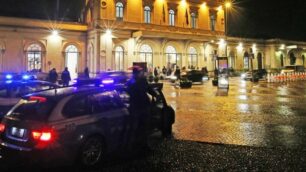 La polizia davanti alla stazione di Monza