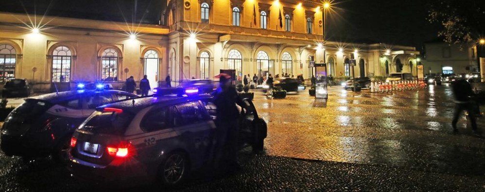 La polizia davanti alla stazione di Monza