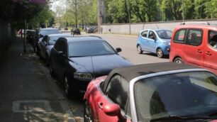 Monza 25 aprile parcheggio selvaggio via Boccaccio: sosta sul lato in direzione via Lecco